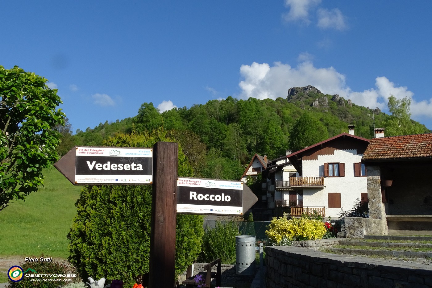 12 Reggetto di Vedesta , segnaletica nella piazzetta con vista in Corno Zuccone.JPG